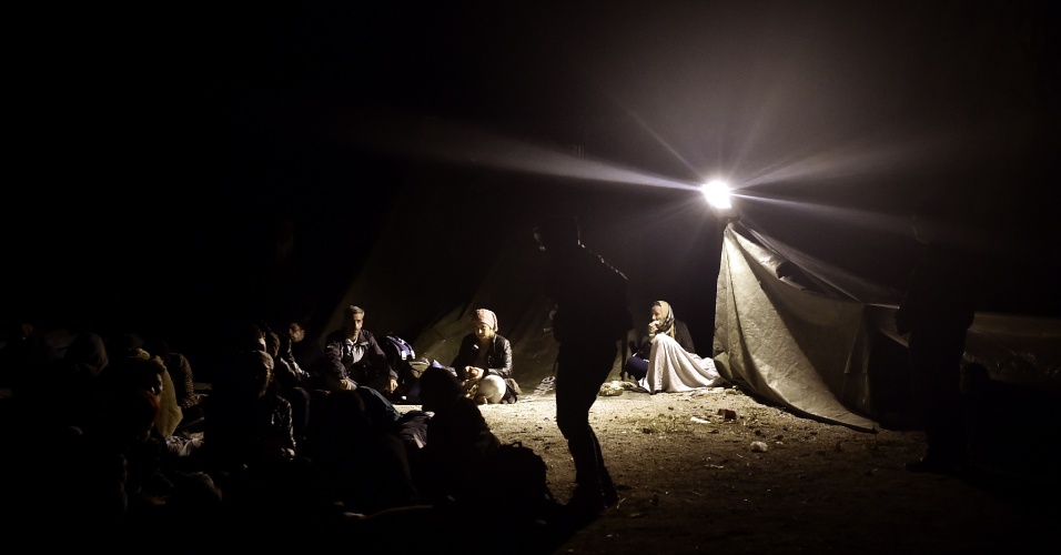 5.out.2015 - Refugiados turcos passam a noite na rua na Ilha de Lesbos, na Grécia
