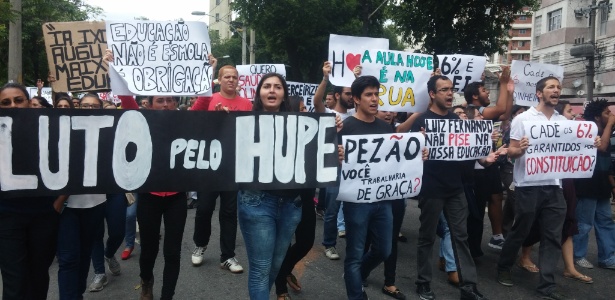 Médicos e alunos fazem protesto em frente à Uerj para reclamar das condições de trabalho no Hupe (Hospital Universitário Pedro Ernesto), no início de dezembro - Hanrrikson de Andrade/UOL