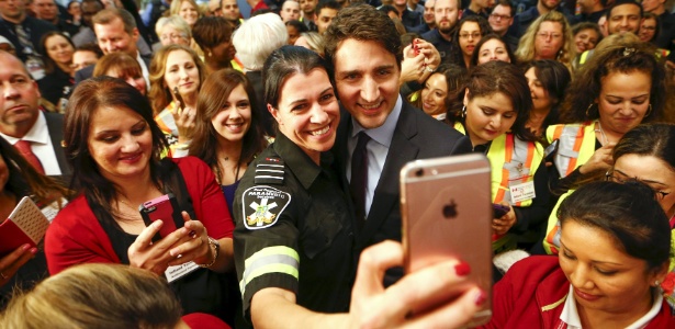 O premiê canadense, Justin Trudeau, tira selfie com funcionários do aeroporto de Toronto - Mark Blinch/Reuters