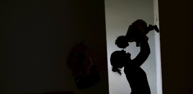 Mãe segura bebê com microcefalia; aumento dos casos da deformação assusta o Brasil - Ueslei Marcelino/ Reuters