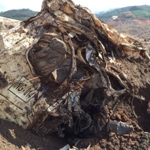 Cabine do caminhão-pipa onde foi encontrado o corpo do motorista - Divulgação/Corpo de Bombeiros