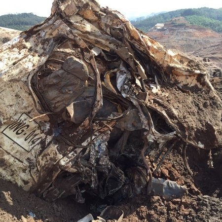 9.mar.2016 - Cabine de caminhão-pipa onde foi encontrada vítima do rompimento da barragem de Fundão, em Mariana - Divulgação/Corpo de Bombeiros