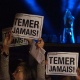 21.mai.2016 - Público protesta contra o presidente interino Michel Temer durante show do cantor Ney Matogrosso no palco Júlio Prestes, durante a Virada Cultural 2016, em São Paulo (SP) - Peter Leone/ Futura Press/ Estadão Conteúdo