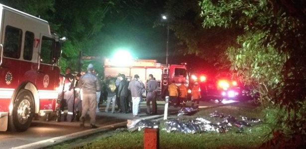 Acidente na rodovia Mogi-Bertioga no final da noite desta quarta-feira (8), envolvendo ônibus com universitários, deixa mortos e feridos - Martha Alves/Folhapress