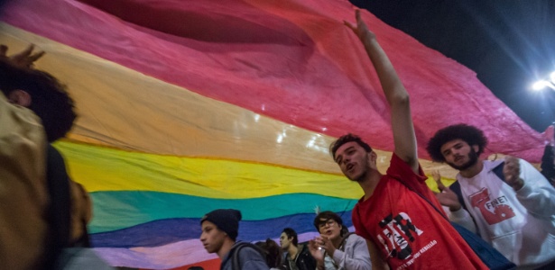 Manifestantes fazem ato no vão livre do Masp, em São Paulo, para celebrar o Dia Internacional do orgulho LGBT, em junho de 2016