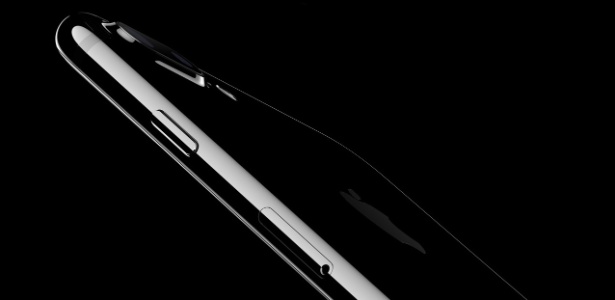 Novo iPhone 7 Plus na cor preto brilhante - Reprodução