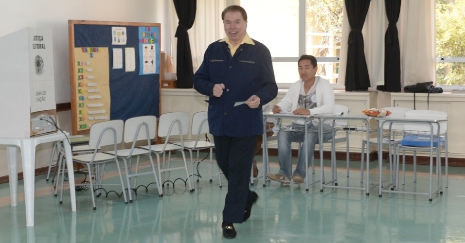 2.out.2016 ? Dono do SBT, Silvio Santos votou por volta das 14h30, em uma escola de São Paulo. O apresentador esteve acompanhado de sua mulher, Íris Abravanel. Na saída, aproveitou para tirar 