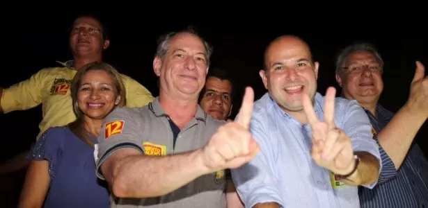 21.out.2016 - Ciro Gomes participa de carreata com o então candidato a prefeito de Fortaleza, Roberto Claudio  - Reprodução/Facebook - Reprodução/Facebook