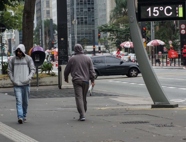 Pedestres caminham se protegendo do frio na avenida Paulista, neste domingo (2) - Marco Ambrosio/Código19/Agência O Globo