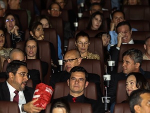 28.ago.2017 - Os juízes federais Sergio Moro e Marcelo Bretas acompanham sessão de gala do filme "Policia Federal - A lei é para todos", sobre a operacao Lava Jato, em Curitiba (PR) - Theo Marques/Folhapress - Theo Marques/Folhapress
