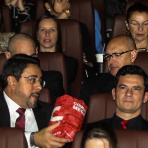 28.ago.2017 - Os juízes federais Sergio Moro e Marcelo Bretas acompanham sessão de gala do filme "Policia Federal - A lei é para todos", sobre a operacao Lava Jato, em Curitiba (PR) - Theo Marques/Folhapress