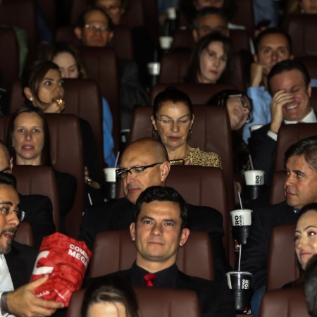 28.ago.2017 - Os juízes federais Sergio Moro e Marcelo Bretas acompanham sessão de gala do filme "Policia Federal - A lei é para todos", sobre a operacao Lava Jato, em Curitiba (PR) - Theo Marques/Folhapress - Theo Marques/Folhapress