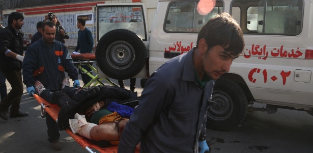 27.jan.2018 - Pessoas transportam um homem ferido após atentado suicida do Taleban em Cabul, no Afeganistão - Xinhua/Rahmat Alizadah