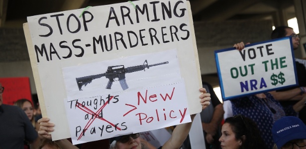 Manifestantes protestam a favor do controle de armas nos EUA dias após o atirador Nikolas Cruz deixar 17 mortos em uma escola da Flórida - Joe Raedle/Getty Images/AFP