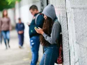 Maioria dos brasileiros quer proibir celular nas escolas, diz Datafolha