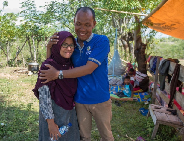 1.out.2018 - Dewi Prasasti e Azwan conseguiram se reencontrar após tragédia na Indonésia - Bay Ismoyo/AFP