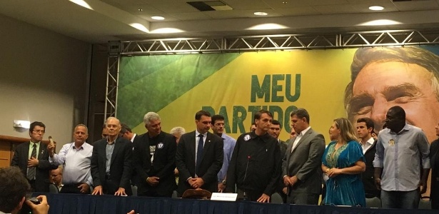 11.out.2018 - Ao lado de aliados, Jair Bolsonaro participa de reunião em hotel no Rio após o 1º turno