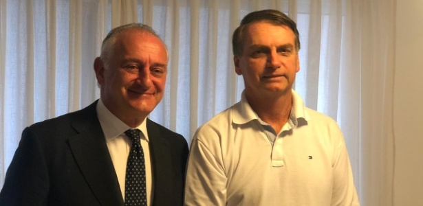 Bolsonaro (à dir.) posa para foto ao lado do embaixador da Itália, Antônio Bernardini - Divulgação