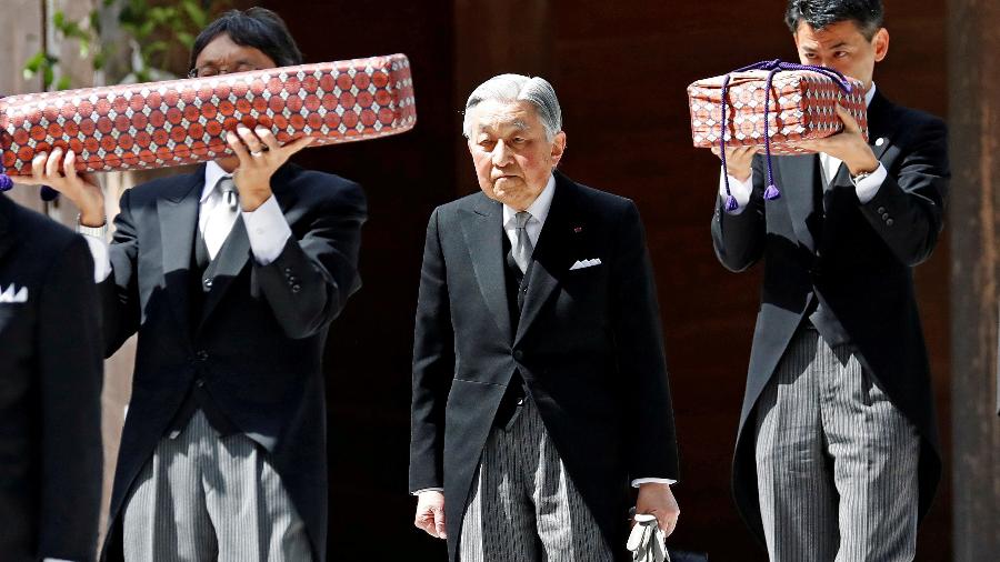 O imperador do Japão, Akihito, deixa o templo principal do santuário Ise Jingu durante visita no dia 18 de abril de 2019 - Issei Kato/Reuters