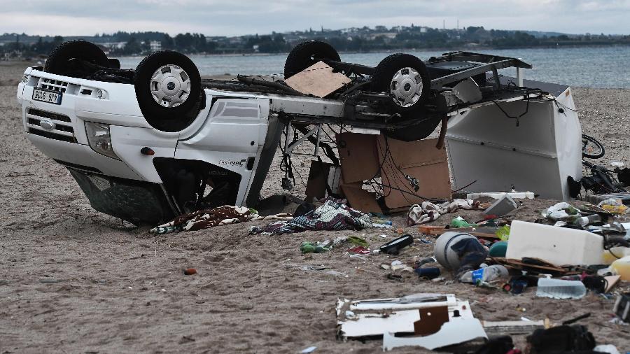 11.jul.2019 - Automóvel tombado após fortes ventos atingirem praia onde casal morreu na Grécia - Sakis Mitrolidis/AFP