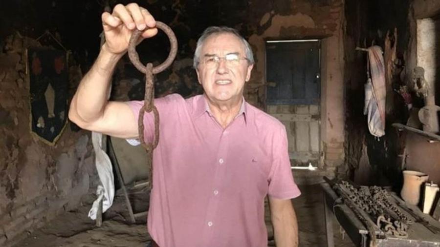 Laurentino Gomes em visita ao cubículo de uma senzala no Engenho Uruaé, na Zona da Mata de Pernambuco, com argola de ferro usada para imobilizar escravos - Carmen Gomes/ Divulgação