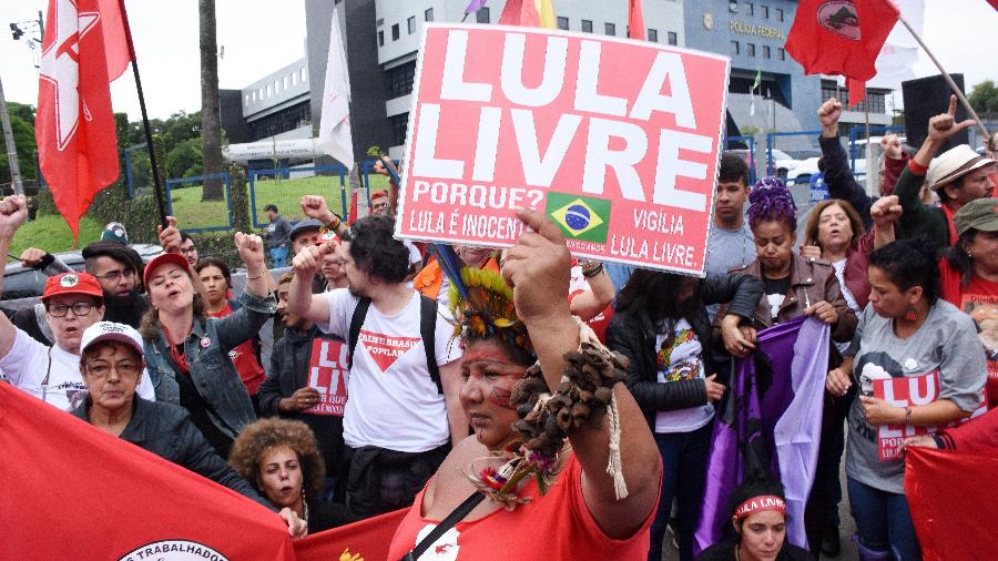 Movimentação em frente à sede da Polícia Federal pela libertação do ex-presidente Lula nesta sexta-feira, 8 de novembro - Everson Bressan/Estadão Conteúdo