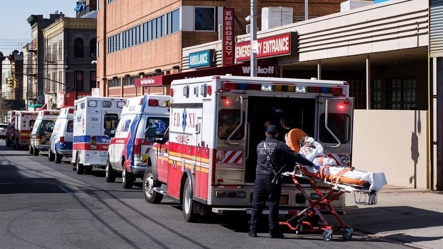 1º.abr.2020 - Paramédicos transportam paciente para atendimento de emergência no Brooklyn, Nova York (EUA) - Justin Lane/EFE/EPA/