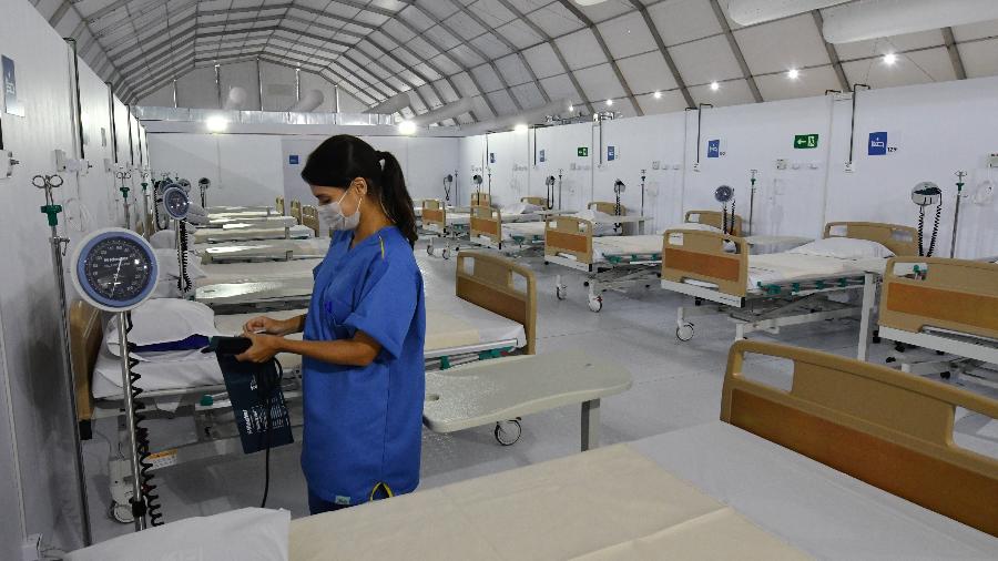 25.abr.2020 - Profissional de saúde organiza equipamentos no Hospital de Campanha do Leblon, zona sul do Rio de Janeiro - Alexandre Brum/Enquadrar/Estadão Conteúdo