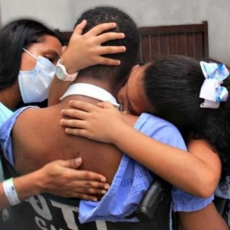 Diego Almeida abraça a filha Sofia e a mulher Gabriela Castro, após 43 dias intubado na UTI - UFMA / Divulgação