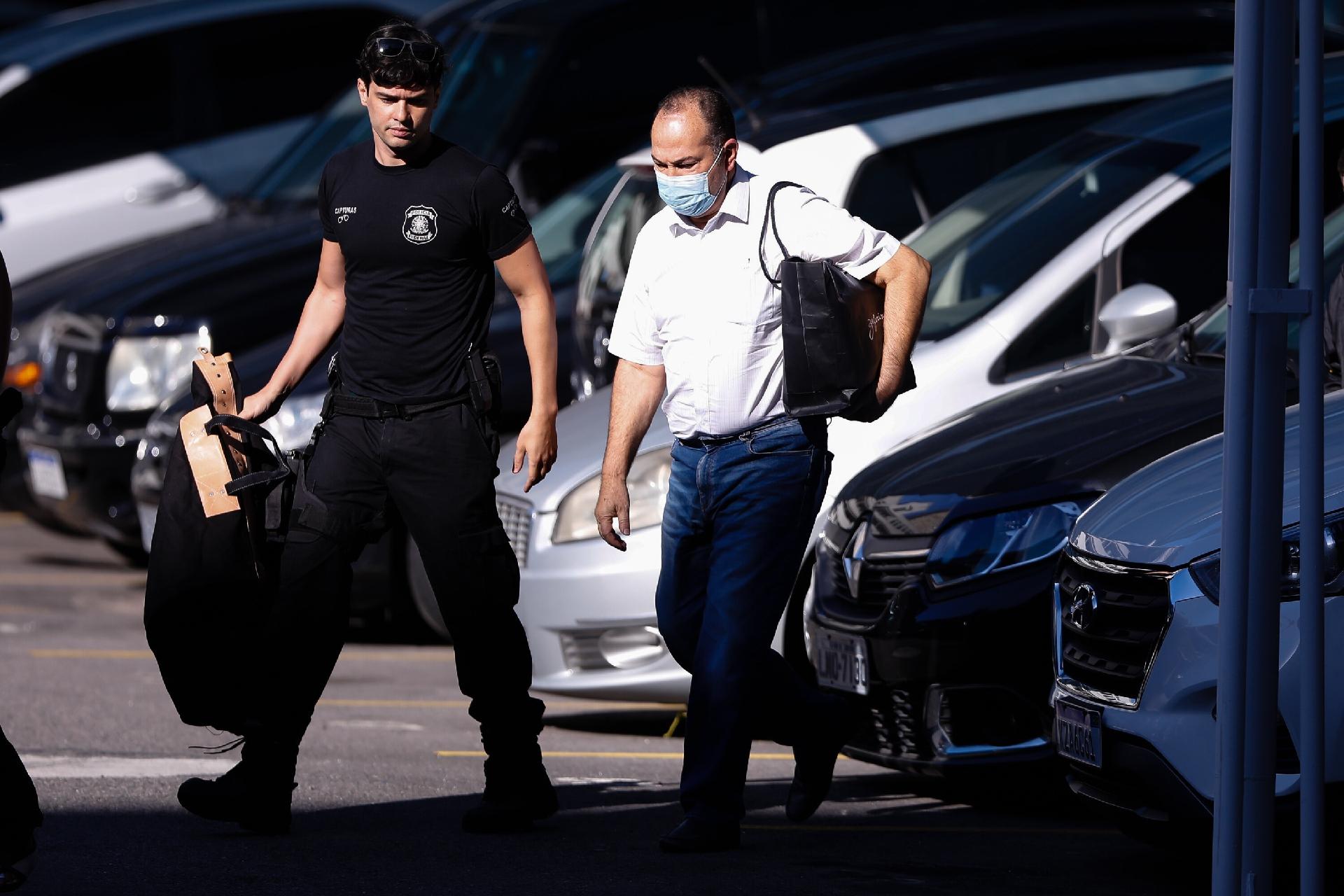 Policiais conduzem Pastor Everaldo (de camisa branca), presidente nacional do PSC,     na chegada à sede da PF (Polícia Federal), no Centro do Rio de Janeiro, na manhã de hoje. O pastor, que foi candidato à Presidência da República em 2014 e também ao Senado em 2018, foi preso nesta manhã, em sua residência. - Foto: ANDRE MELO ANDRADE/MYPHOTO PRESS/ESTADÃO CONTEÚDO - ANDRE MELO ANDRADE/ESTADÃO CONTEÚDO