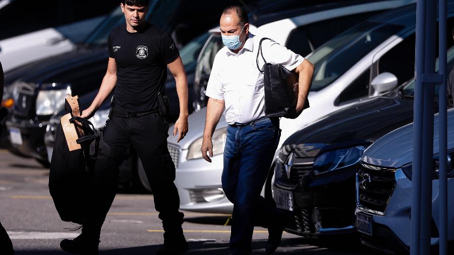28.ago.2020 - Policiais conduzem pastor Everaldo (de camisa branca) na chegada à sede da PF no Rio - ANDRE MELO ANDRADE/ESTADÃO CONTEÚDO