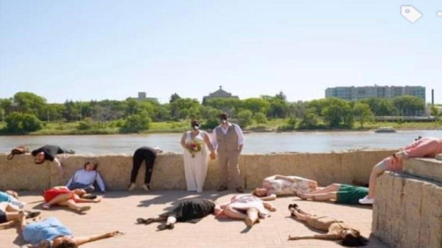 Casal de noivos no Canadá pede que convidados se finjam de mortos em celebração durante a pandemia do novo coronavírus - Reprodução/Reddit