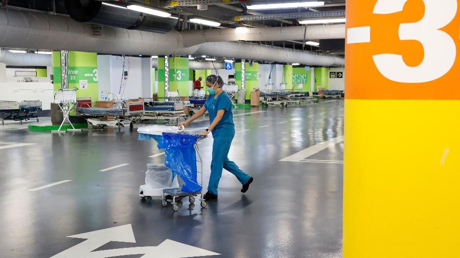 Médica em estacionamento do hospital Rambam, em Haifa, Israel. Com muitos pacientes com covid, foram instaladas alas no local para recebê-los - JACK GUEZ/AFP