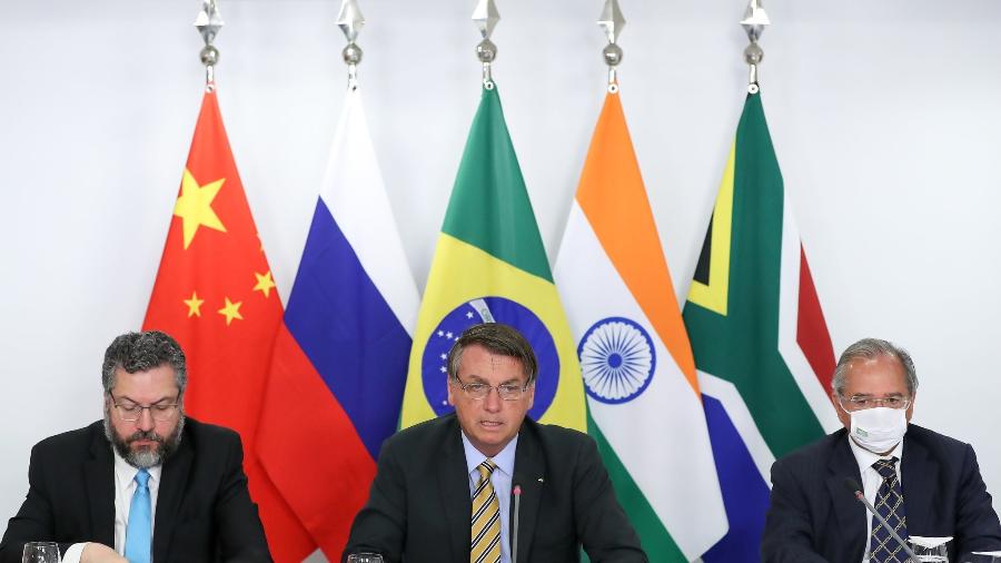 17.nov.2020 - O presidente Jair Bolsonaro ao lado dos ministros Ernesto Araújo (Relações Exteriores) e Paulo Guedes (Economia) urante reunião da XII Cúpula de Líderes do BRICS - Marcos Corrêa/PR