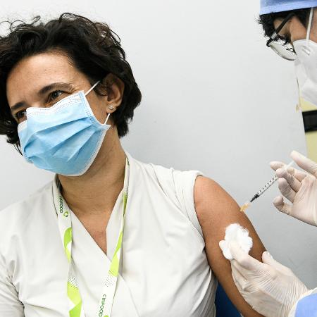 Funcionária do Hospital de Cremona, na Itália, recebe dose da vacina contra Covid-19 - POOL/REUTERS