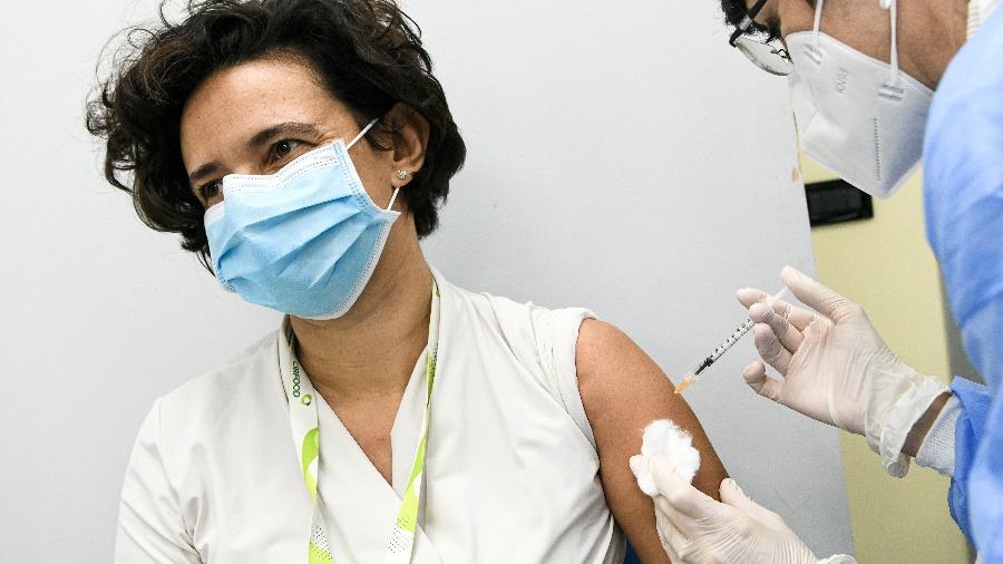 Itália: Funcionária do Hospital de Cremona recebe dose da vacina - POOL/REUTERS