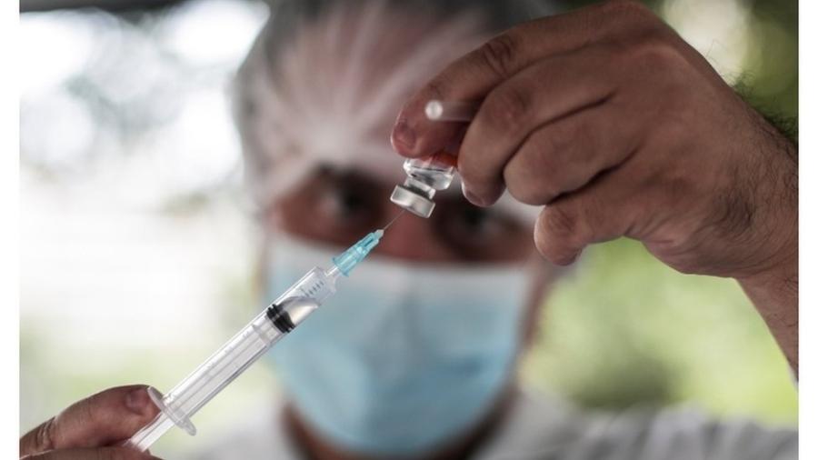 Segundo Gonzalo Vecina Neto, país poderia concluir imunização contra covid-19, se governo federal tivesse negociado com antecedência compra de vacinas, como fez o Chile - EPA/Antonio Lacerda