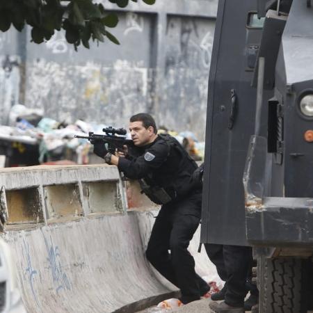 06.05.2021 - Policial durante operação contra o tráfico na comunidade do Jacarezinho, no Rio, que deixou dezenas de mortos