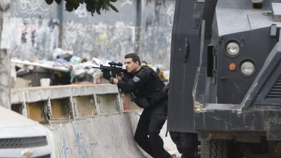 Policial civil aponta fuzil durante a operação na favela do Jacarezinho, em maio - REGINALDO PIMENTA/AGÊNCIA O DIA/ESTADÃO CONTEÚDO