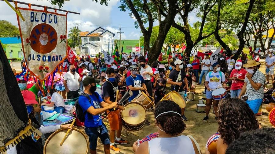 2.out.2021 - Manifestantes criam bloco "Mais Freire, menos Bolsonaro" em Maceió, na praça do Centenário, na manhã deste sábado. .  - Divulgação