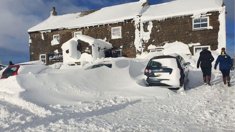 Bar inglês fica coberto por neve após tempestade  - Reprodução/Facebook