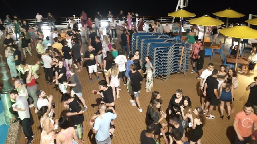 Pessoas sem máscaras de proteção contra a covid-19 à noite no navio Costa Diadema - Divulgação
