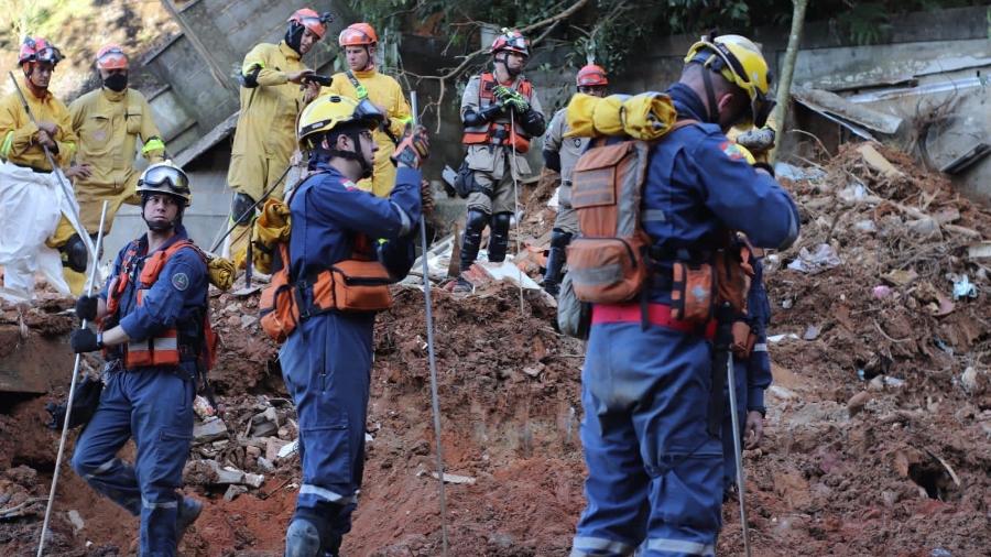 Equipes em busca de vítimas em locais de desabamento em Petrópolis, no Rio de Janeiro - Sargento Ewerton/CBMSC/Divulgação/02.03.2022