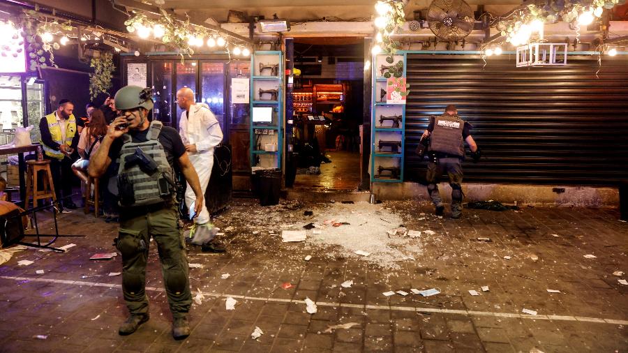 7.abr.2022 - Equipes de segurança e resgate israelenses trabalham na entrada de um restaurante após um ataque a tiros em Tel Aviv, Israel. - REUTERS/Moti Milrod