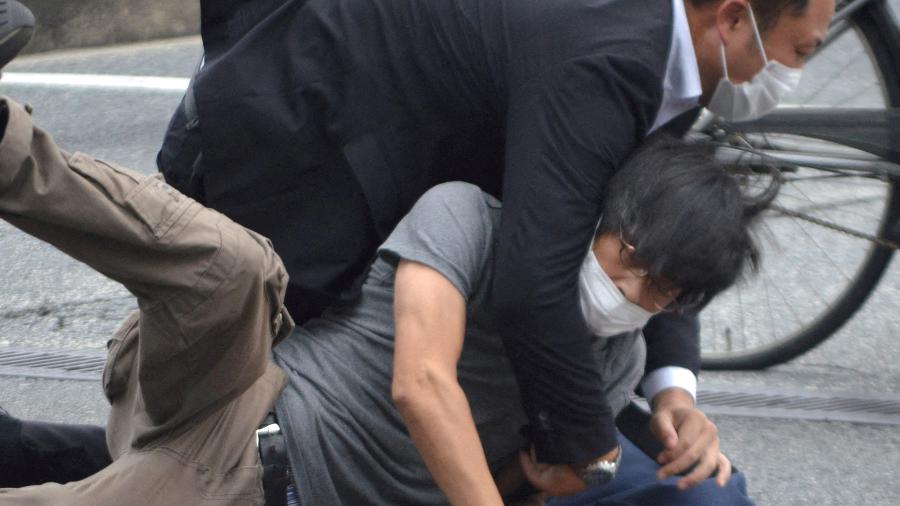 Segurança imobiliza homem que disparou tiros contra o ex-premiê japonês Shinzo Abe - Yomiuri Shimbun/via REUTERS