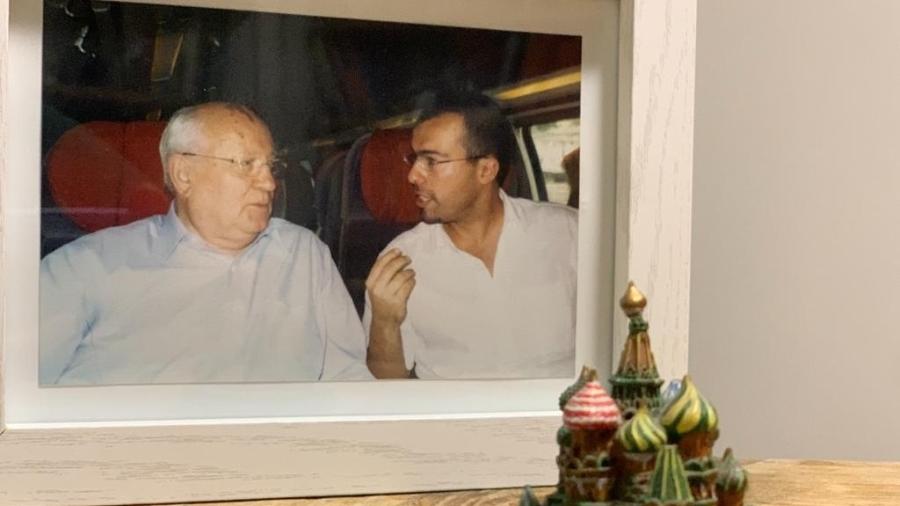 O ex-líder da União Soviética Mikhail Gorbatchev e o jornalista Jamil Chade em uma conversa em um trem entre Genebra e Friburgo, na Suíça, em 2004 - Jamil Chade/UOL