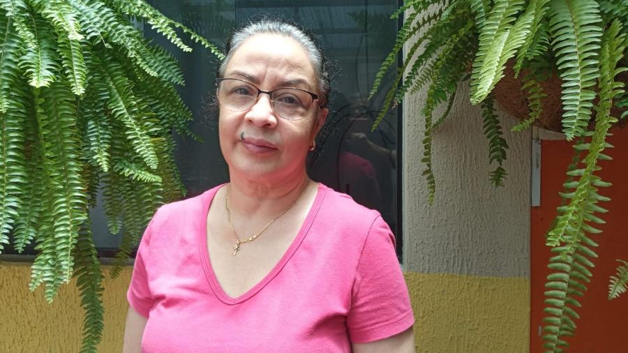 Com duas especializações, Maria Caridade, 60, trabalhou como faxineira após perder o emprego no Mais Médicos - Arquivo Pessoal