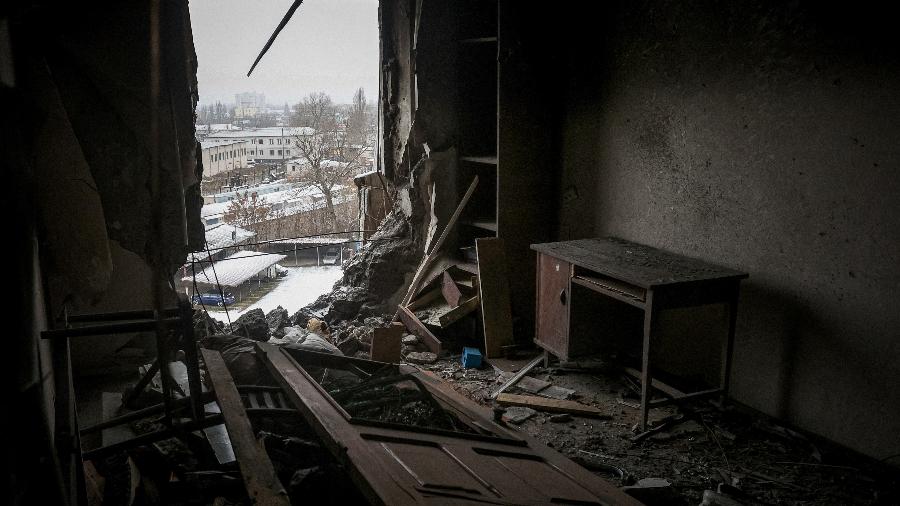 Esta fotografia tirada em 7 de dezembro de 2022 mostra um apartamento danificado em um prédio residencial de vários andares após o ataque russo na cidade ucraniana de Kherson, no sul, em meio à invasão russa da Ucrânia - ANATOLII STEPANOV/AFP