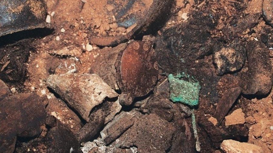 Tubos de madeira com mechas de cabelo usadas em rituais foram encontrados na caverna de Es Càrritx, na ilha de Menorca, na Espanha - Consell Insular de Menorca