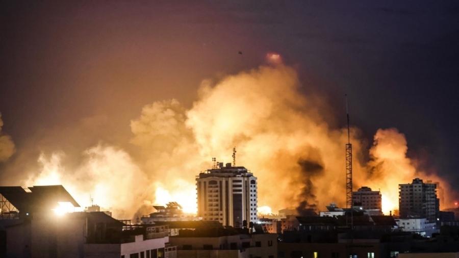 Fogo após ataques israelenses à Faixa de Gaza 